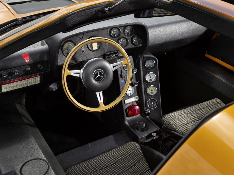 Интерьер Mercedes-Benz C111-II D Concept 1976 года  (фото 2 из 10)